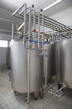 Modern süt tesisi süt ürünleri üretiminde kullanılan süt için depolama tankları