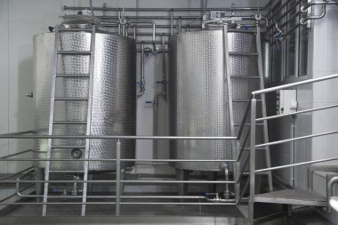 Modern süt tesisi süt ürünleri üretiminde kullanılan süt için depolama tankları