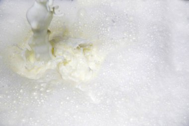 Musluktan Akan Süt Beyaz Köpük Ve Kabarcıklar Yakın Çekim Yapma