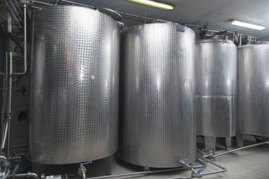 Modern süt tesisi süt ürünleri üretiminde kullanılan süt için depolama tankları