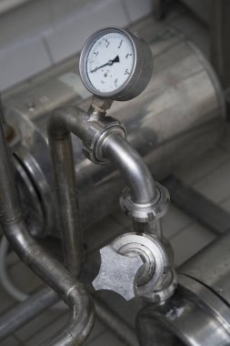 Modern Süt Fabrikasında Basınç Ölçer ve Metalik Paslanmaz Çelik Borular Kapat