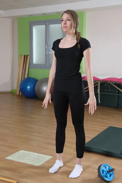 Young Pilates Instructor Doing Exercises Pilates Studio Standing Both Arms — Stock Photo, Image