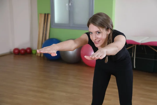 Fitness Trenér Cvičení Tělocvičně Skloněn Vpřed Rukama Roztaženými Úsměvem Pohledem Stock Obrázky