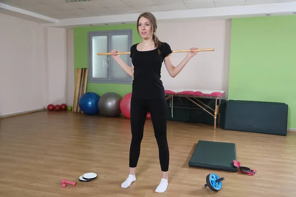 Young Attractive Fitness Instructor Rozgrzewka Rozciągania Ćwiczenia Drewnianym Kijem Ćwiczeń — Zdjęcie stockowe