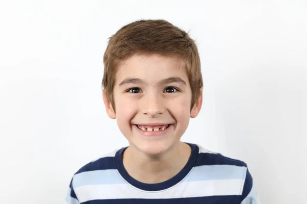 Niedliche Kleine Junge Breit Lächelnd Blick Die Kamera Auf Weißem — Stockfoto