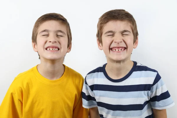 Frères Jumeaux Avec Les Yeux Fermés Large Sourire Montrant Dents — Photo