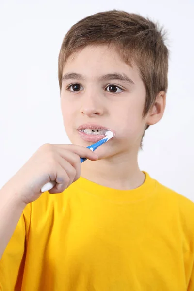 Portrait Mignon Petit Garçon Lavant Les Dents Sur Fond Blanc — Photo