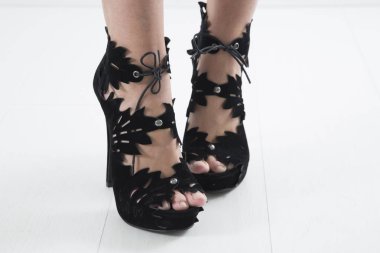 Şık siyah süet yüksek topuklu kadın bacaklar stüdyo Shot, beyaz arka plan yakın çekim