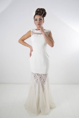 Muhteşem gelin Ile mükemmel saç Bun giyen güzel Ipek gelinlik ile dantel, üzerinde dövme Ile onu el (Tempus Neminem Manet) anlam zaman bekler Için No-One