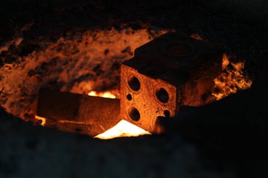 Döküm proses-eritme metallerin yüksek sıcaklıklarda elektrikli metal döküm yakın yukarı
