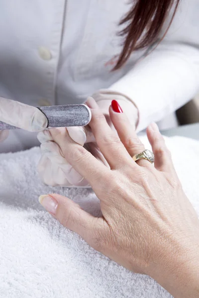 Nagelbehandlung Maniküre Feilen Fingernägel Mit Nagelfeile Dass Eine Perfekte Nagelform — Stockfoto