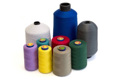 Beyaz Arka Planda İzole Edilmiş Farklı Renklerde Dikiş İplikleri Makaraları