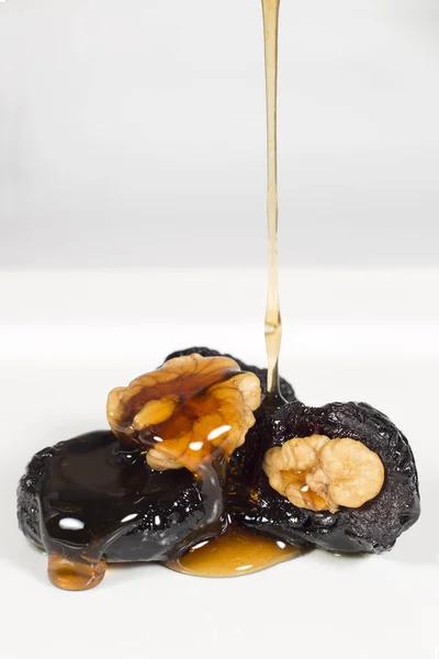 Köstliche Schnelle Dessert Getrocknete Pflaumen Gefüllt Mit Walnüssen Und Honig — Stockfoto