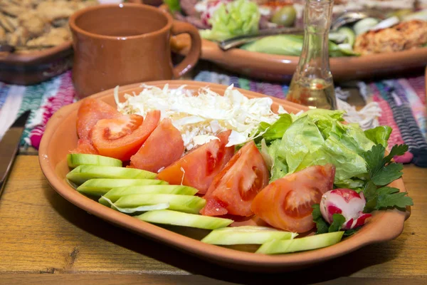 新鲜沙拉由卷心菜 黄瓜和生菜在粘土板服务 免版税图库照片