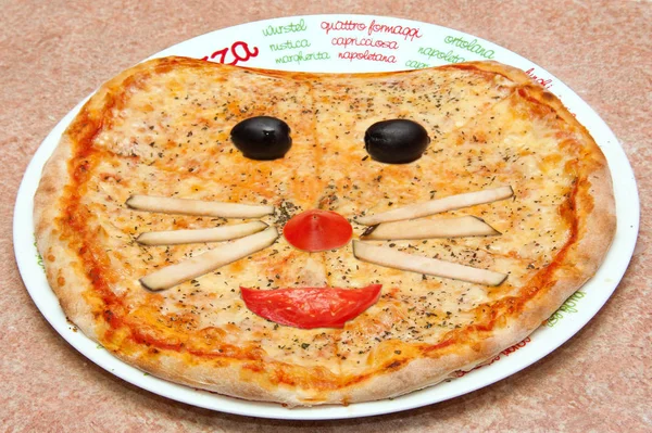 Lustige Katzengesicht Pizza Auf Dem Teller Aus Nächster Nähe — Stockfoto