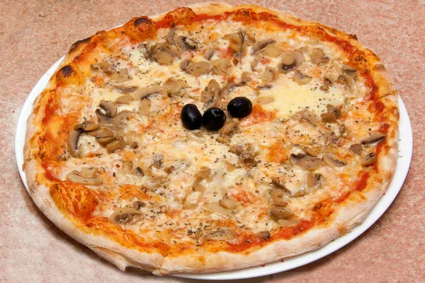 Vegetarian Pizza Mushrooms Melted Cheese Black Olives Tomato Sauce Plate — Stock Photo, Image