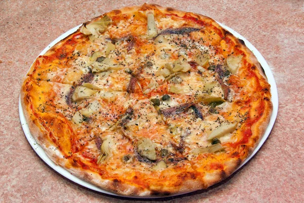 プレート上のおいしいベジタリアンピザ 大理石の背景クローズアップ — ストック写真