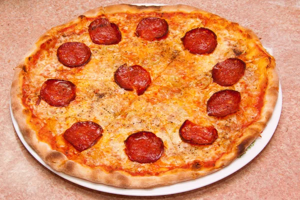 Świeżo Pieczone Pizza Kiełbasy Płycie Zbliżenie — Zdjęcie stockowe