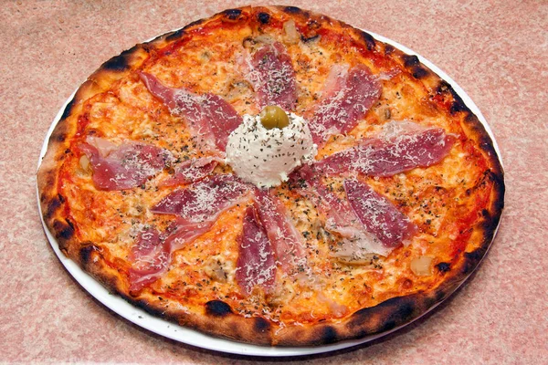 Świeżo Pieczone Pizza Prosciutto Płycie Zbliżenie — Zdjęcie stockowe