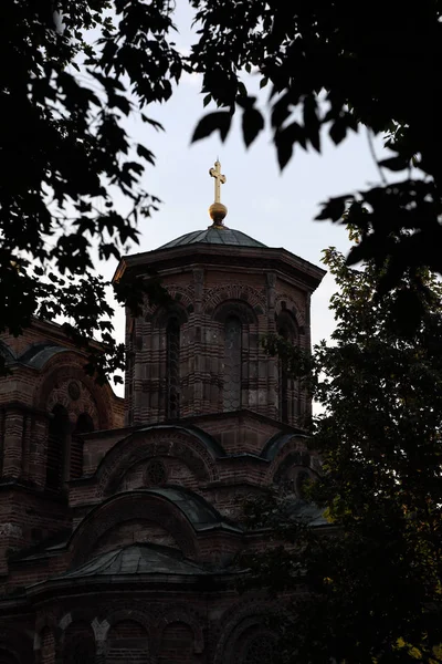 正教会の黄金の十字架を持つドーム上の森からの眺め — ストック写真
