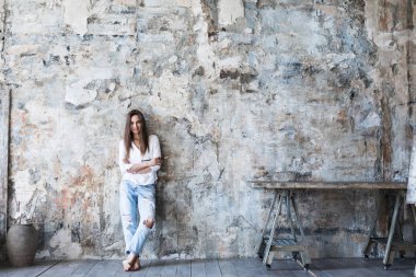 Kadın sanatçı Studio. Yaratıcılık portre modern kadın.