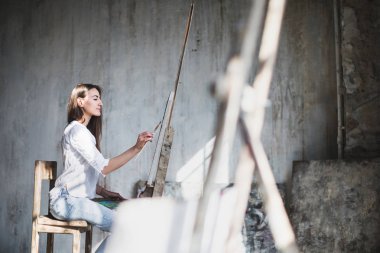 Boya fırçaları ve elleri studio boyama palette ile kadın sanatçı. Yaratıcılık kavramı.