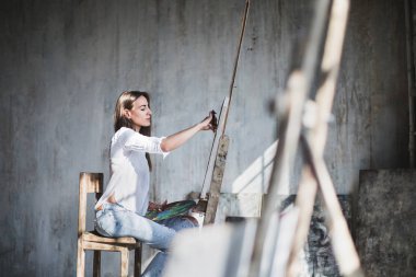 Modern ressam resim oilpaints Studio. Yaratıcılık kavramı.
