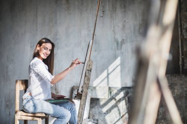 Kadın sanatçı studio resim. Yaratıcılık kavramı.