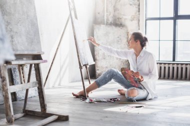 Kadın sanatçı Studio tuval üzerine resim. Çalışma alanı, kadın ressam.