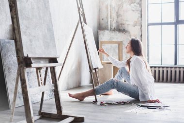 Çalışma alanı, sanatçı resim sanat. Kadın ve şövale.