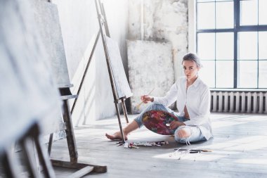 Profesyonel kadın sanatçı Studio tuval üzerine resim. Kadın ressam çalışma alanı boyama.