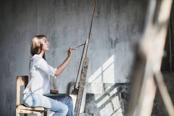 Kvinnliga Artisten Studio Målning Naturlig Belysning Kreativitet Konceptet — Stockfoto