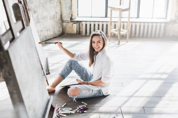 Porträtt Professionell Kvinnlig Konstnär Målning Duk Studio Kvinnlig Målare Målning — Stockfoto