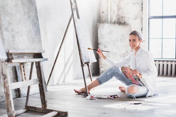 Kvinnlig Konstnär Som Arbetar Målning Starkt Dagsljus Studio Konstverk — Stockfoto