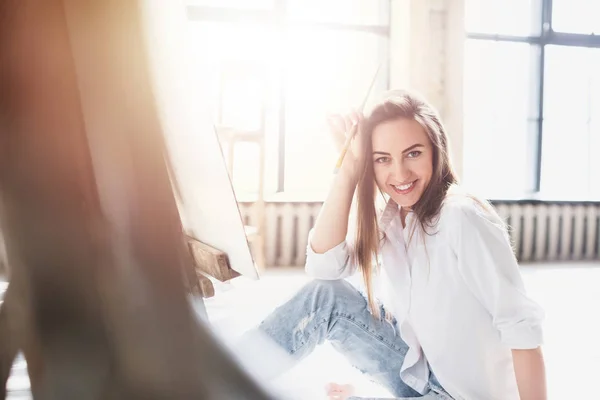 Portrait Young Beautiful Woman Artist Painting Canvas Workspace Sunlight — Stock Photo, Image