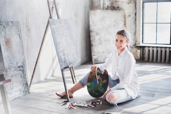 Portret Professionele Vrouwelijke Kunstenaar Schilderen Doek Studio Vrouw Schilder Schilderen — Stockfoto