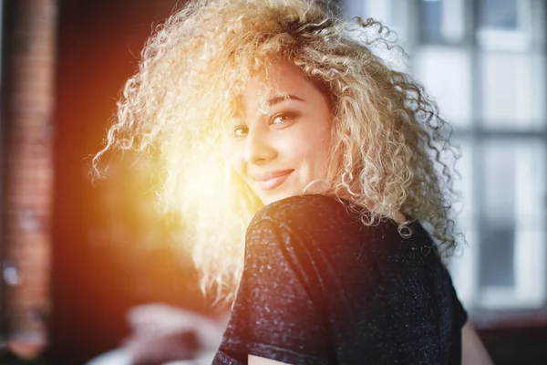 Joven Mujer Sonriente Con Pelo Rizado Loft Retrato Emocional — Foto de Stock