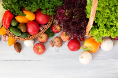 Çiftlik sepette mevsim sebzeleri. Üstten görünüm. Vegan veya diyet gıda kavramı.