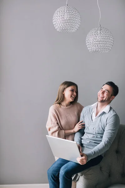 Pareja Sonriente Navegando Por Internet Portátil —  Fotos de Stock