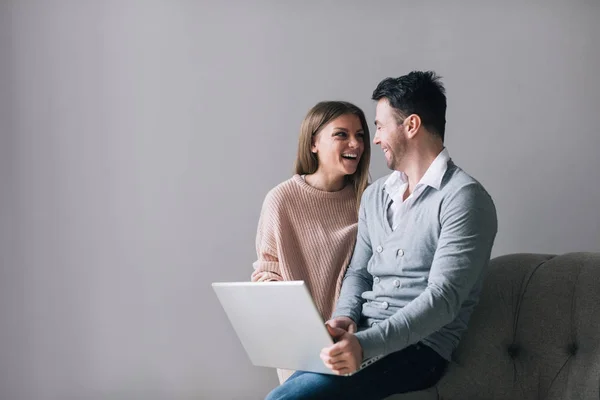 Compras Línea Juntos Hermosa Pareja Amorosa Joven Usando Ordenador Portátil —  Fotos de Stock