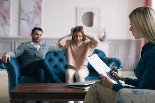 Psicólogo Profesional Realizando Una Consulta Problema Familiar — Foto de Stock