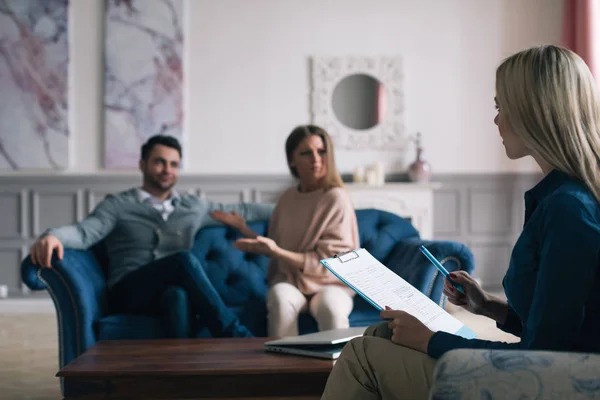 Psicólogo Profesional Realizando Una Consulta Problema Familiar — Foto de Stock