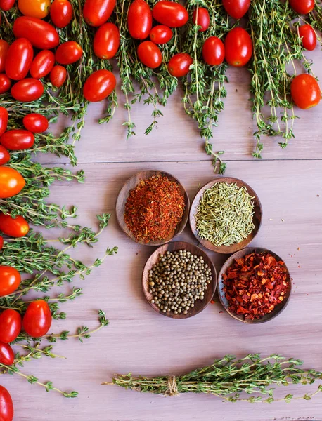 Verse Seizoensgroenten Koken Cherry Tomaten Kruiden Boven Een Houten Achtergrond — Stockfoto