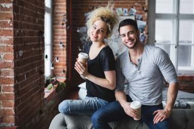 Çift evde birlikte iyi vakit geçiriyor.