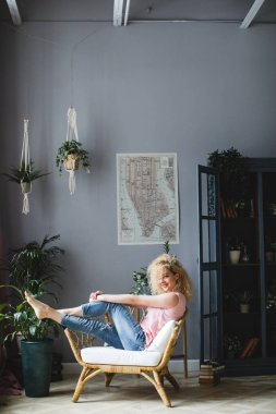 Aydınlık oturma odası koltukta oturan kamera gülümseyen kadın göz.