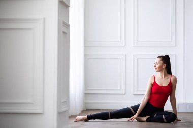 Kadın evde Yoga egzersiz yapmak. Sabah egzersiz, sağlıklı ve spor yaşam tarzı.
