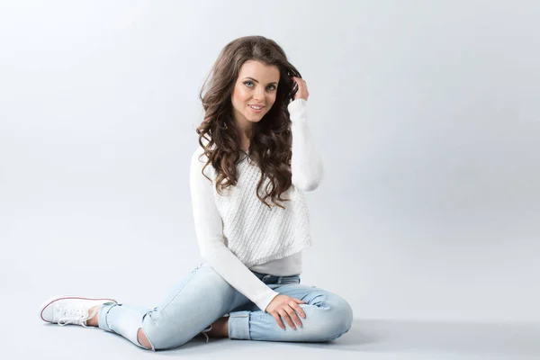 Retrato Uma Mulher Alegre Sentada Chão Fundo Cinza Menina Com — Fotografia de Stock