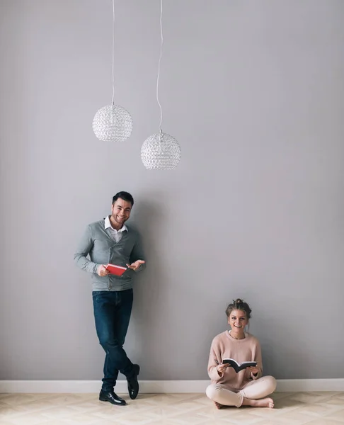 Hombre Una Mujer Con Cuadernos Sus Manos Concepto Discusión Ideas — Foto de Stock