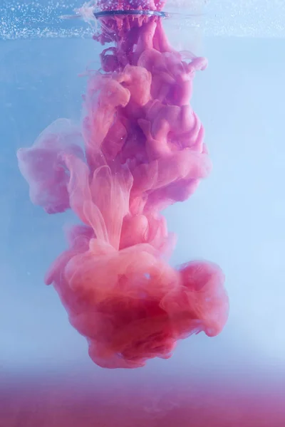 Цветовая Капля Воде Сфотографирована Движении Чернила Кружатся Воде — стоковое фото