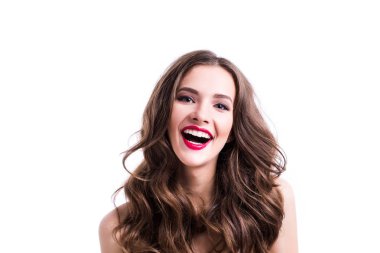 Beyaz arka plan üzerinde izole gülen yüz ile neşeli kadın portre. Yüz duygular.